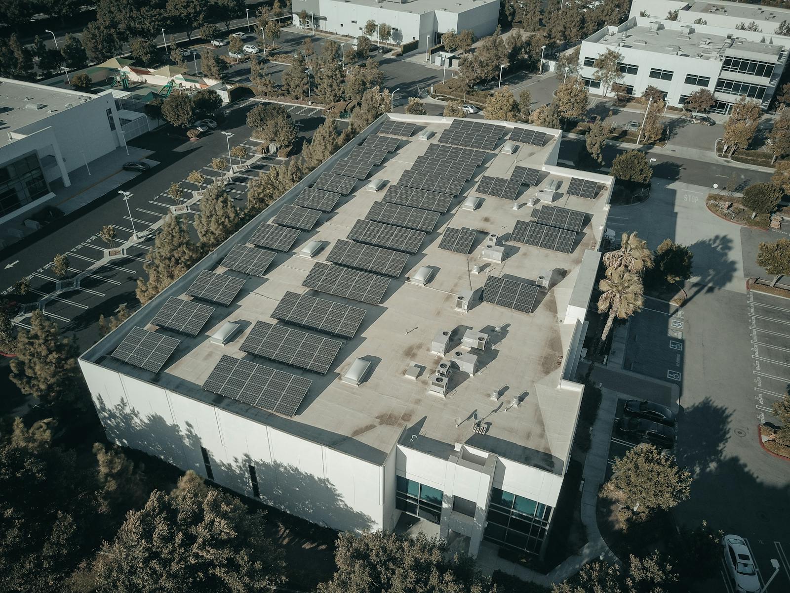 Commercial building rooftop with solar arrays for business solar planning